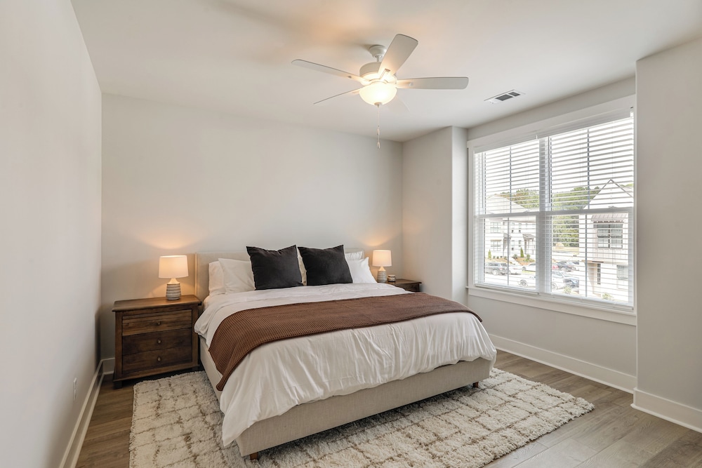 3 Mi to Ole Miss, New Build: Inviting Townhome!