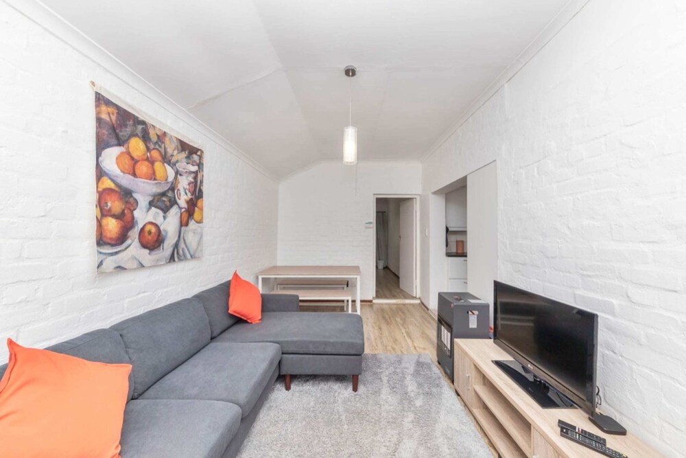 Peaceful 1BD Flat w/ Private Gardenrondebosch