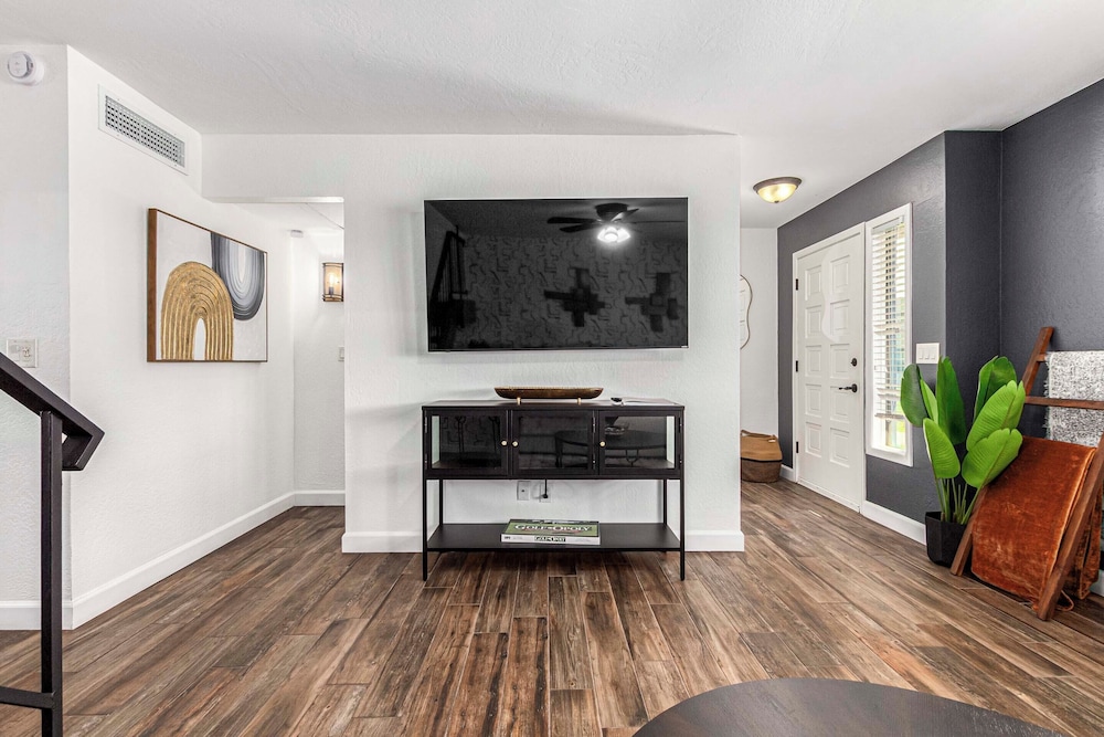 Walk to Old Town & Giants Stadium! Unit w/ Pool