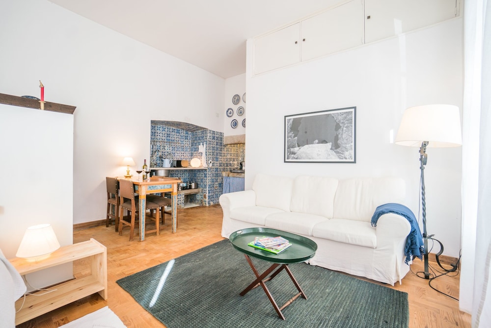 Traditional Studio Apartment photo 4