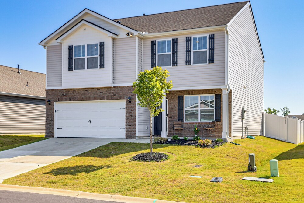 Pool Access, 2 Mi to Main St: Fountain Inn Home!