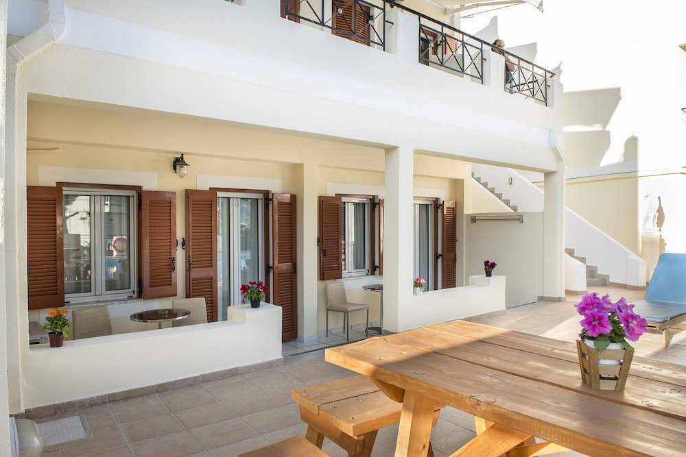 Kostis Villas