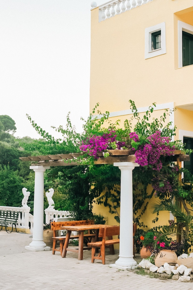 Avra Paradise Aparthotel
