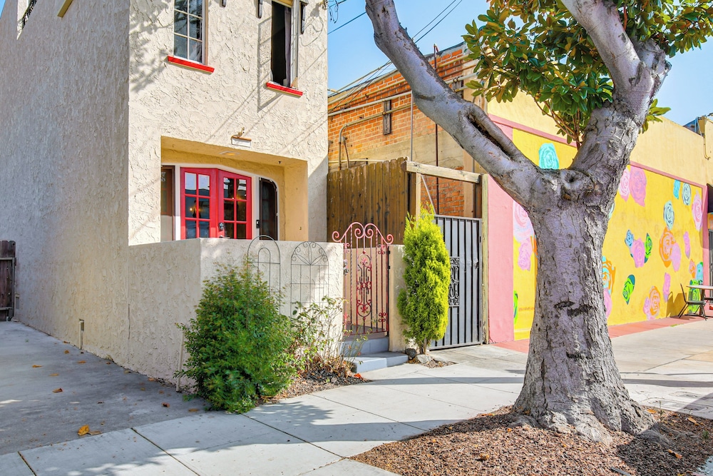 1 Mi to Ocean! Home w/ Rooftop Deck in Long Beach
