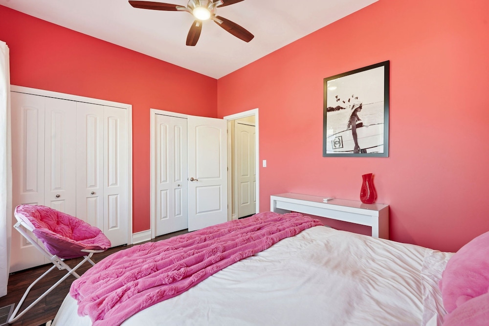 Modern 4-bedroom Townhouse in River West