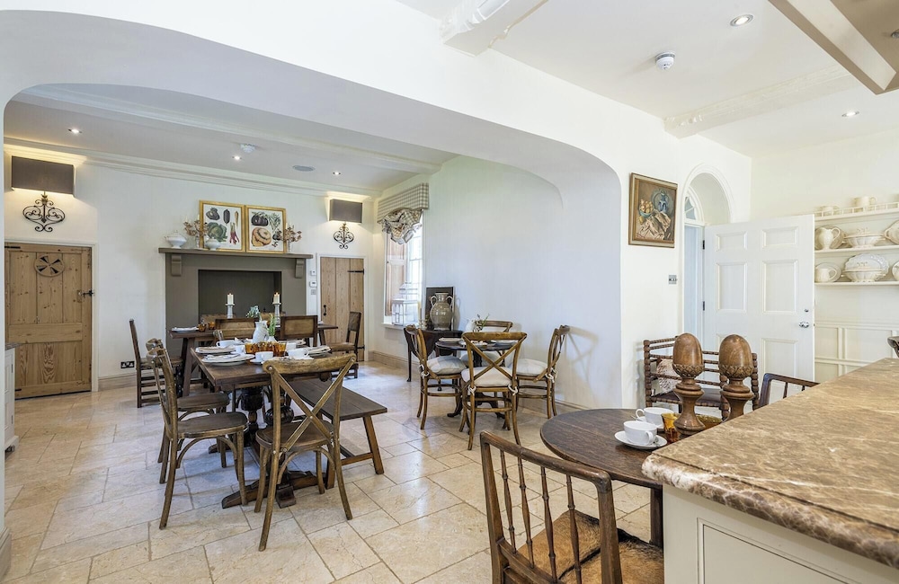 Ormesby Manor - 8 Beds - Sleeps 16 - Hot Tub