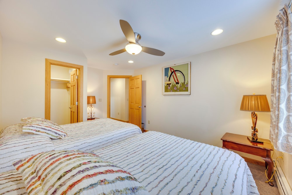 1/2 Mi to Attractions: Apartment w/ Deck