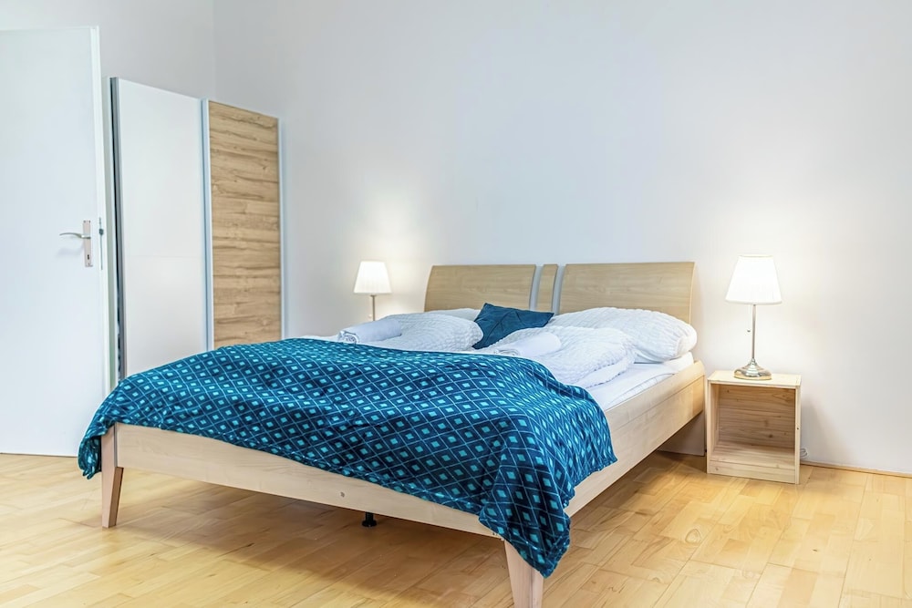 Budget 2BR Apt Near Wiener Stadthalle
