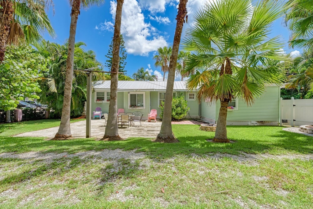 Cottage Haven-one Minute Walk To The Beach-private Yards-keyless Locks