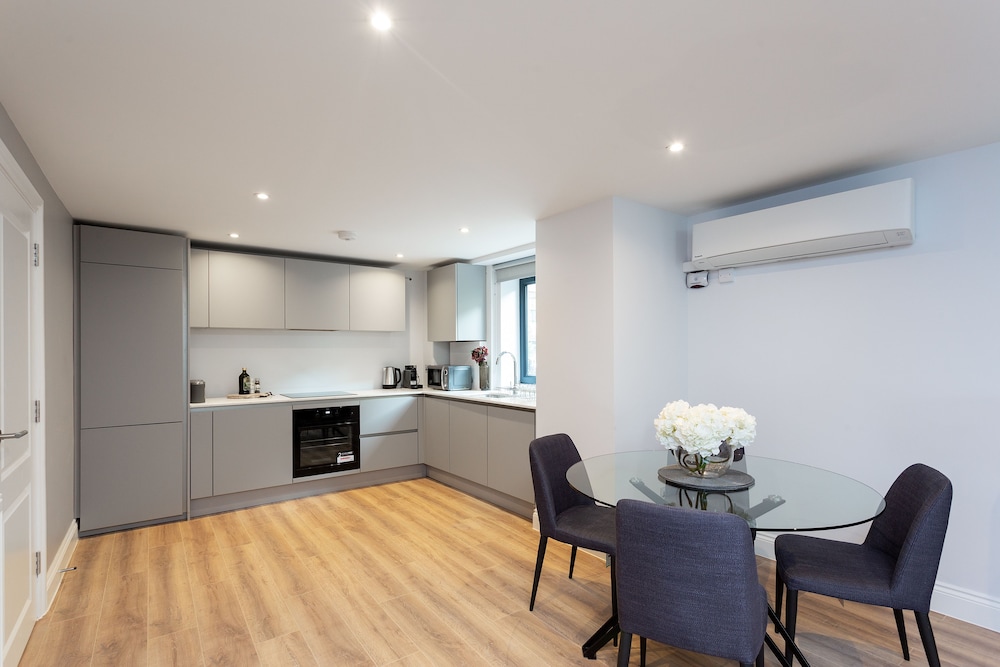 The Carlyle - Elegant Serviced Apartments