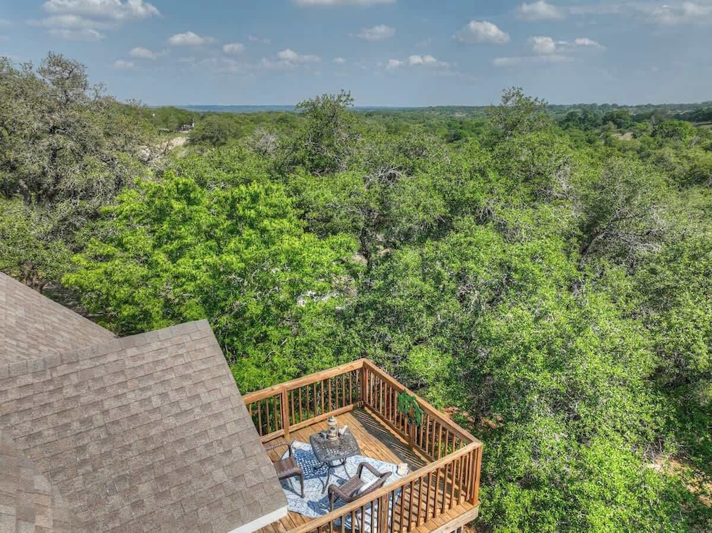 Cactus Flower Treehouse-pet Friendly-hill Country Views!