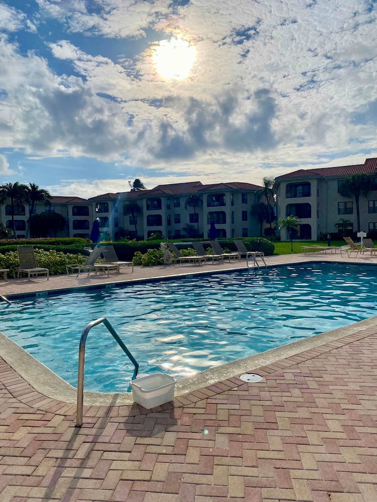 Oceanfront Condo on Seven Mile Beach