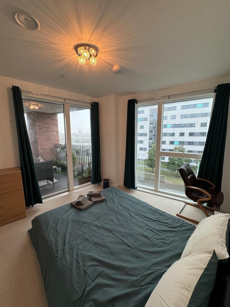 London City Chic Apartment With 3 Bedrooms
