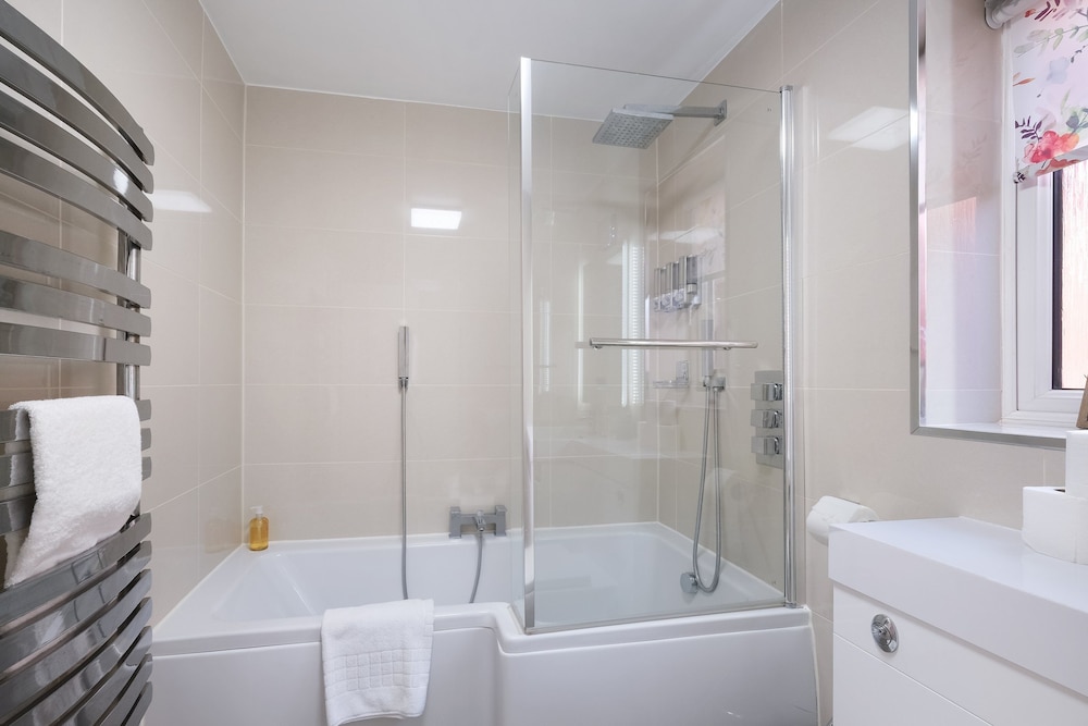 Cherry Banks 5 Bedroom & 3 Bathroom Hse