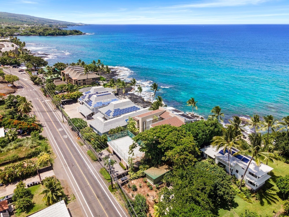 Oceanfront Elegance 2BR w/ Panoramic Views, Pool, Lanai + Concierge - Vrkcv