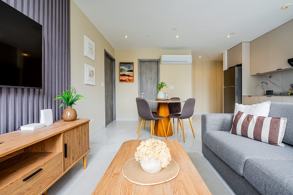 w Scenic 1BR w Panoramic City View in Calle 50