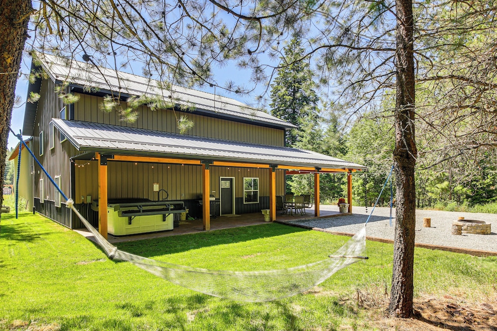 Relax, Reconnect & Explore: Modern Idaho House!