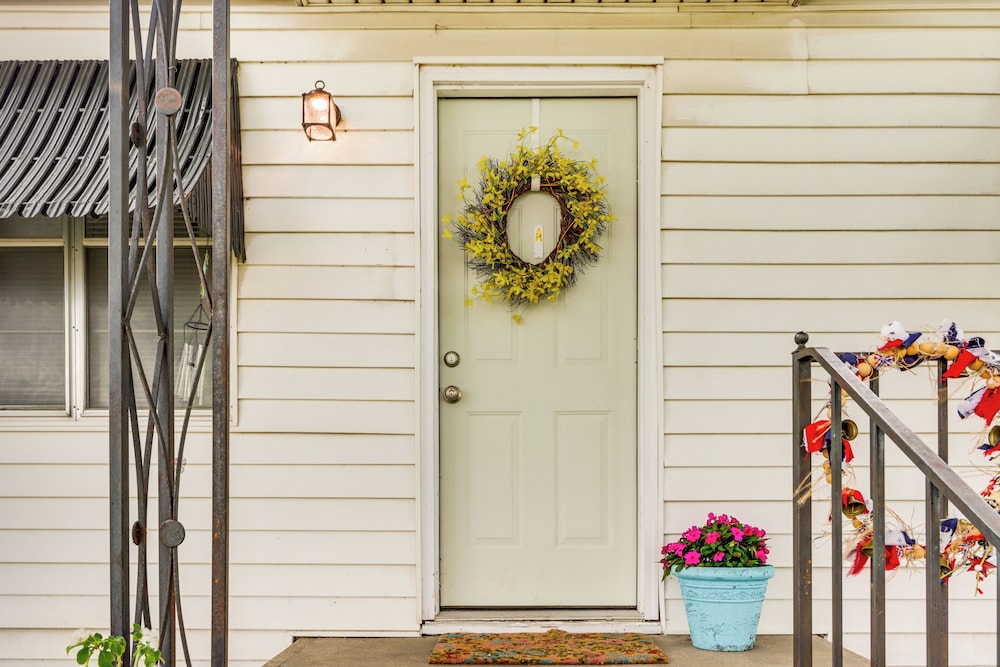 1 Mi to Main St Joplin: Cozy Home w/ Shared Yard!
