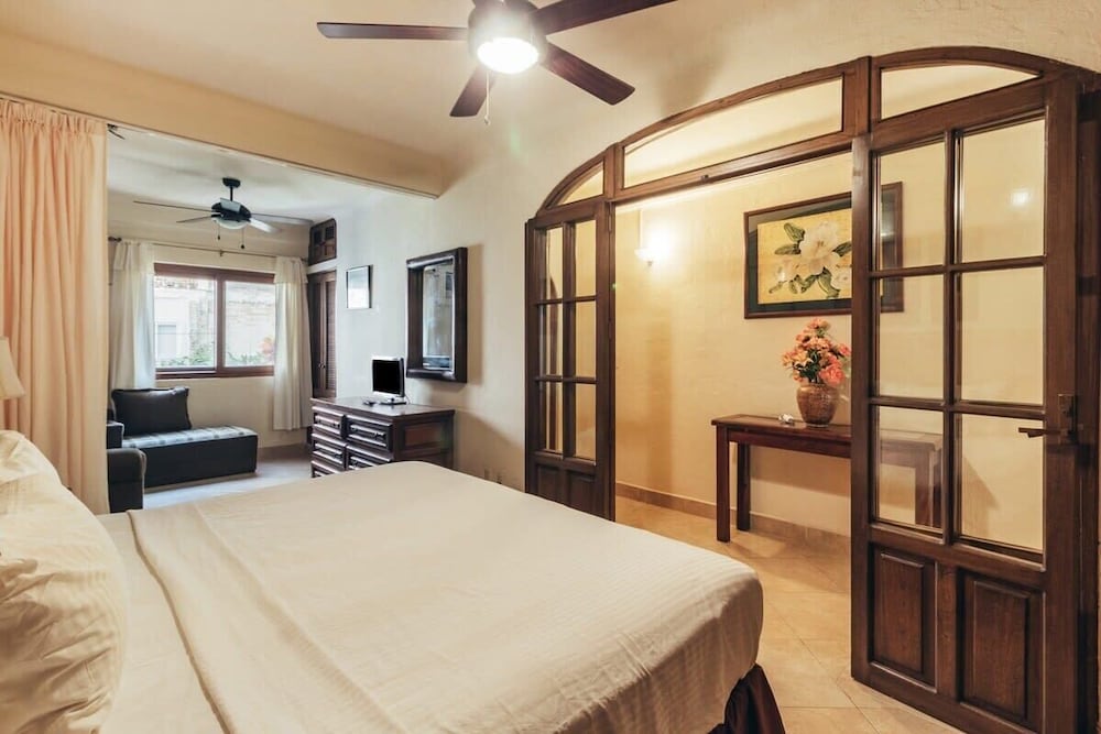 Ocean View 1Br Condo-balcony-beach-pool - 301