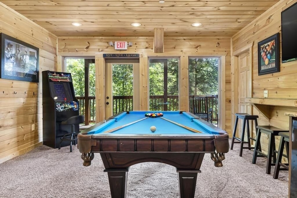 A Perfect Getaway - 4 Bedrooms, 4 Baths, Sleeps 15 Cabin by RedAwning