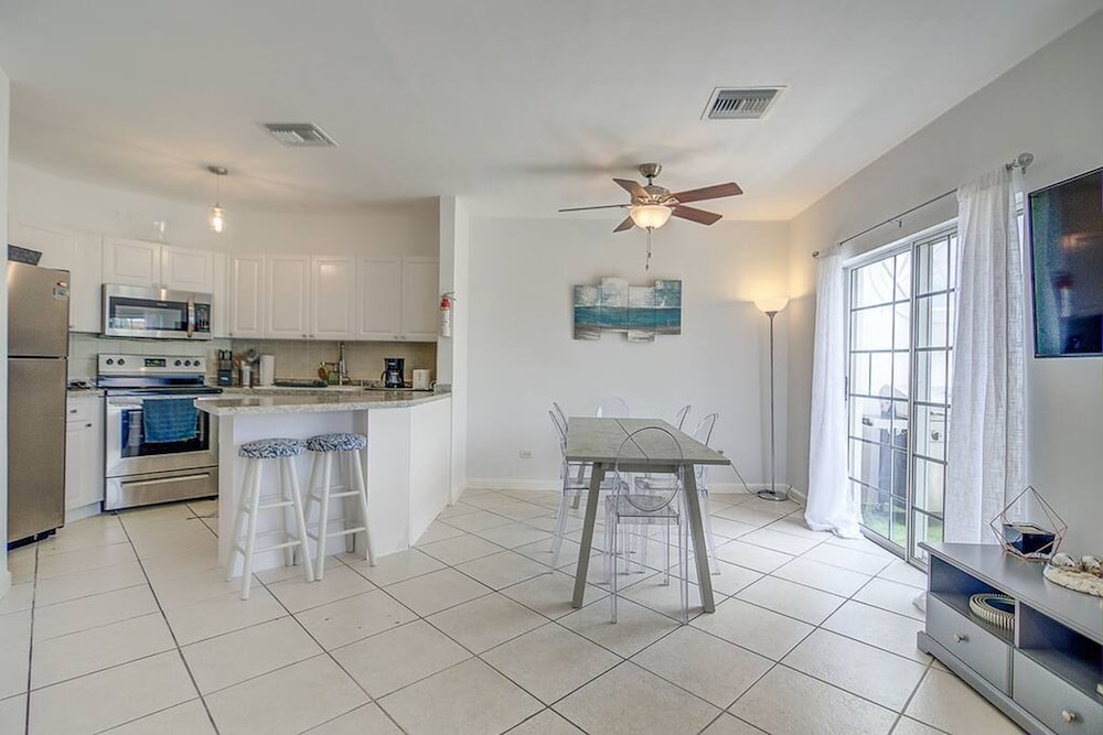 Beautiful Fam-friendly Property w Access to Sandyport Beach Resort