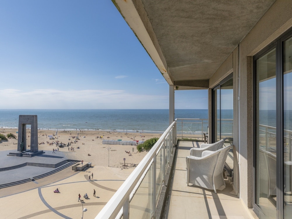 Apartment With Panoramic sea View in De Panne