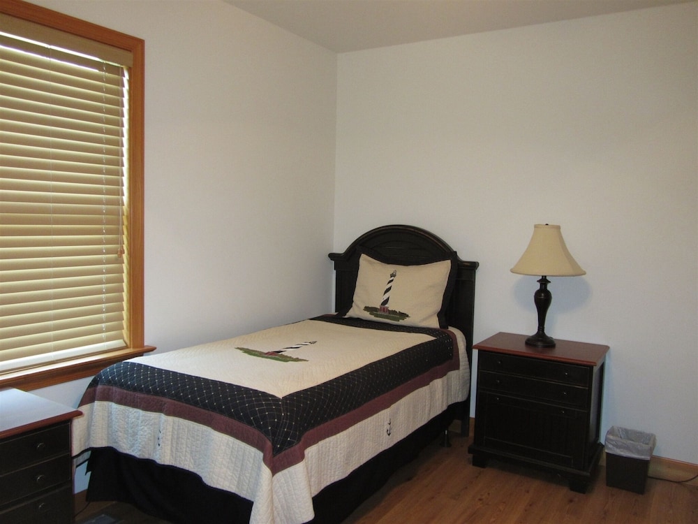 Spartina 3 Bedroom Cottage by RedAwning
