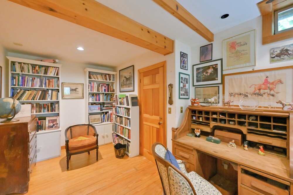 20-acre Hamptons Nature Escape w/ Hot Tub & Pool
