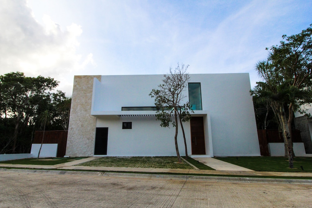 Bahia Principe Vacation Rentals - Four-Bedroom House