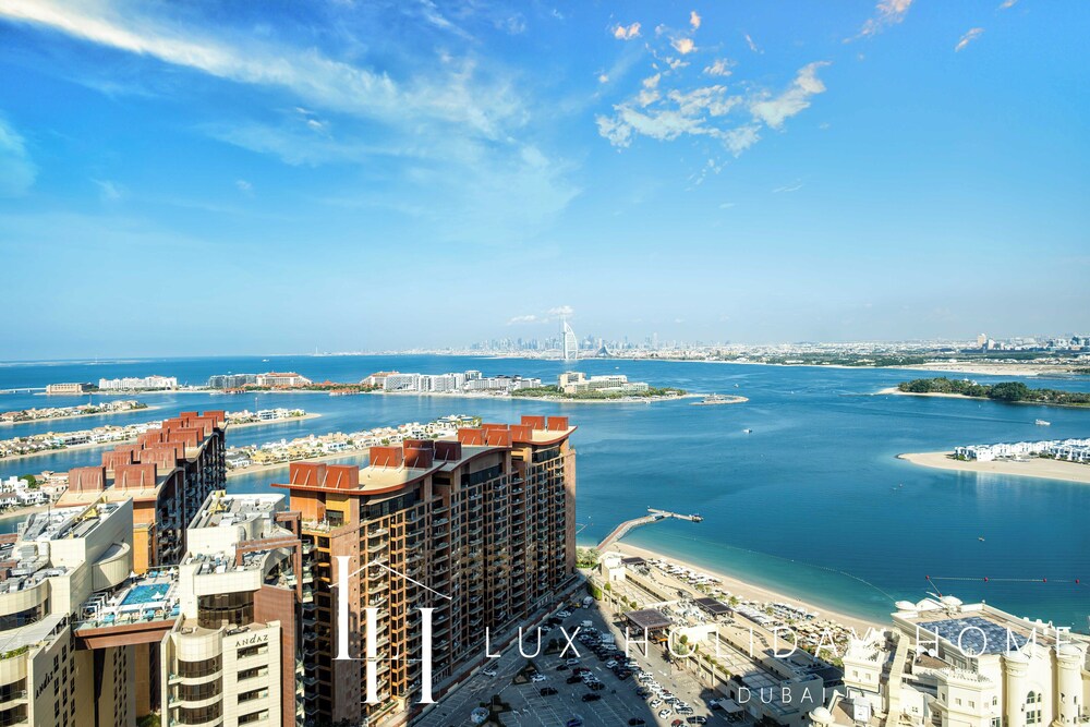 LUX Iconic Views at Palm Tower Studio