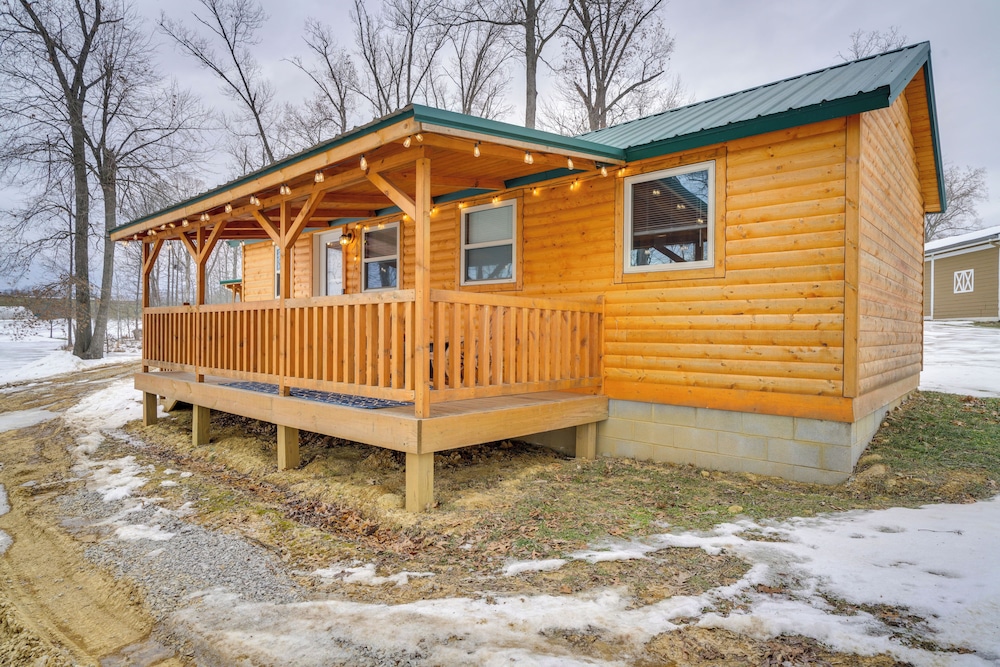 La Grange Cabin on a Racehorse Farm w/ Pond Views!