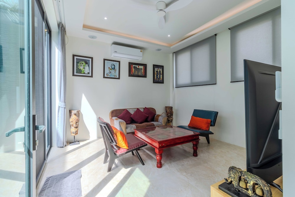 5BR Villa Waterfall Pool Movie Room V257
