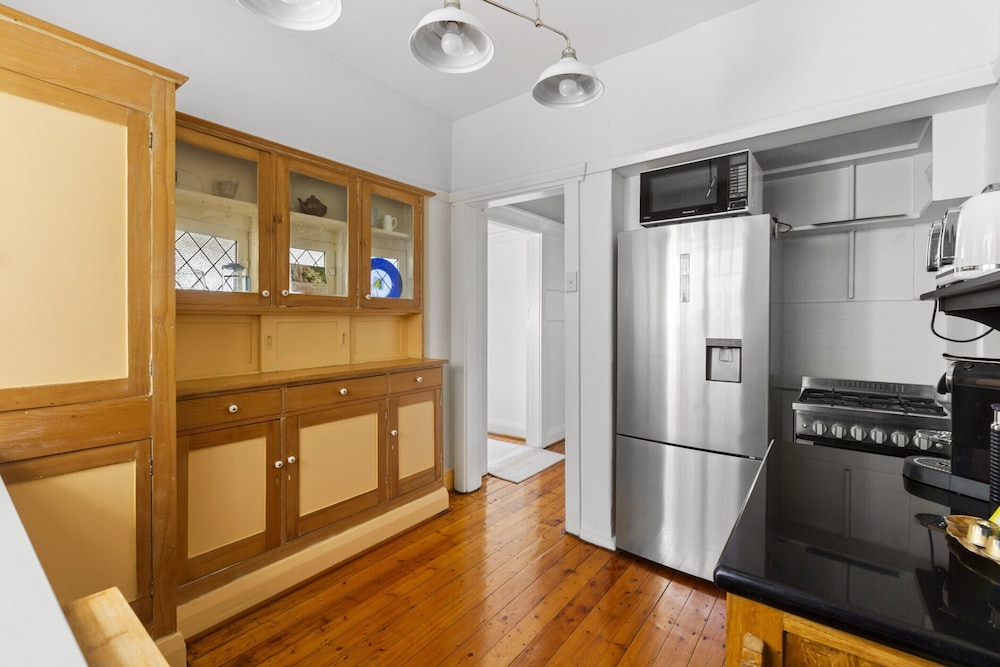 Fairlight 2-bed Apartment Steps From the Beach