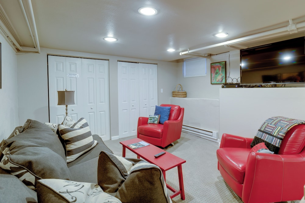 Yard & Grill: Centrally Located Denver Retreat!