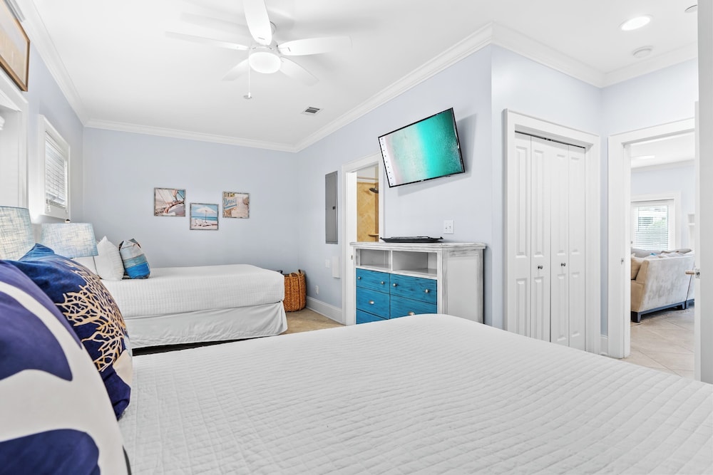 Emerald Paradise 2 Blocks to Beach Rooftop Patio + Pool Access Sleeps 10 view 5