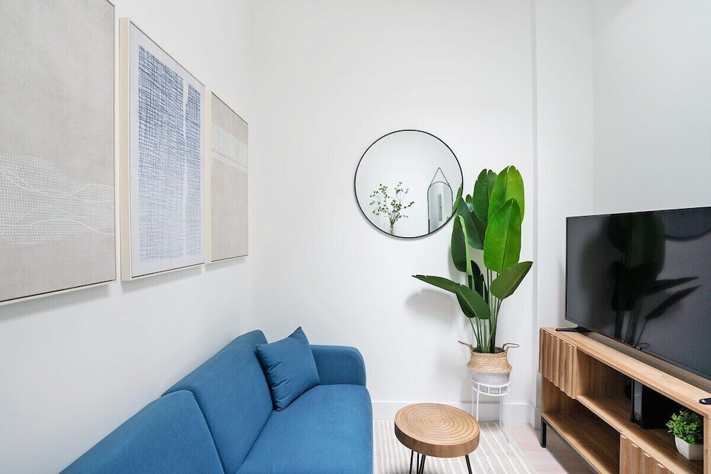 48 Midtown West Apt
