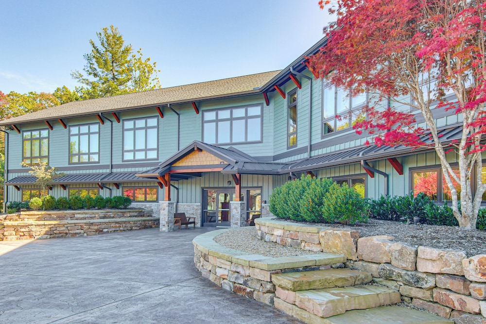 Festive Lakefront Escape: Blue Ridge Holiday Home