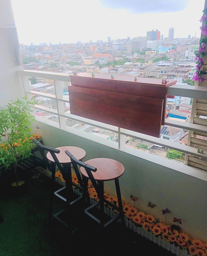 12th Floor Cozy Studio Room, 5-10 Mins Walk to Iconsiam and BTS