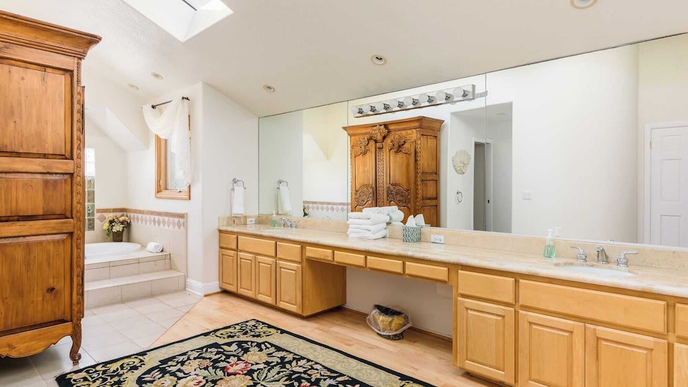 Resort-style Estate w/ Pool, Game Room & Tennis Court Near Wineries The Tennis Ranch by Avantstay