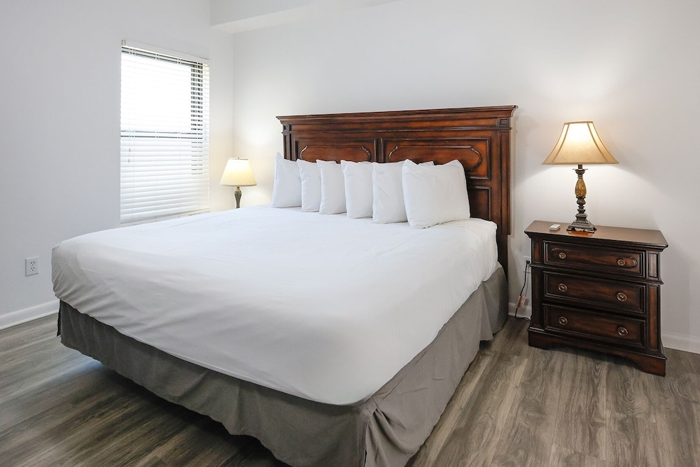 Phoenix Ii 2141 3 Bedroom Condo by RedAwning view 4
