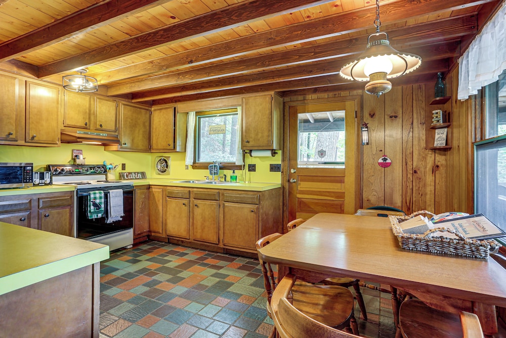 < 1 Mi to Lake: Cabin w/ Hot Tub in Greentown!