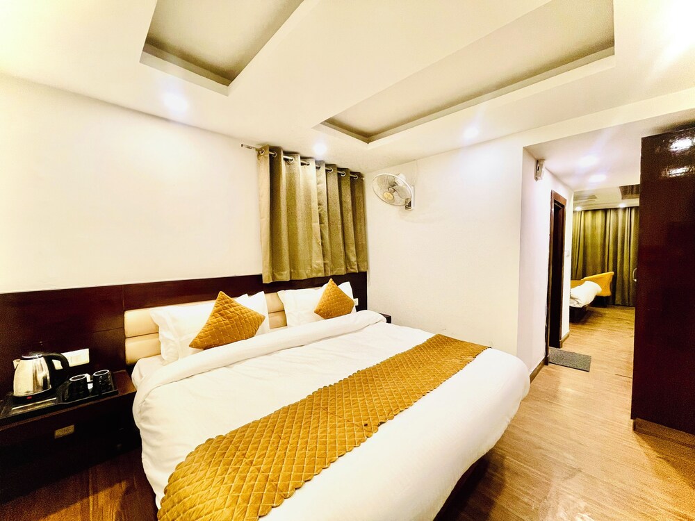 Hotel Roshie Mall Road Mussoorie