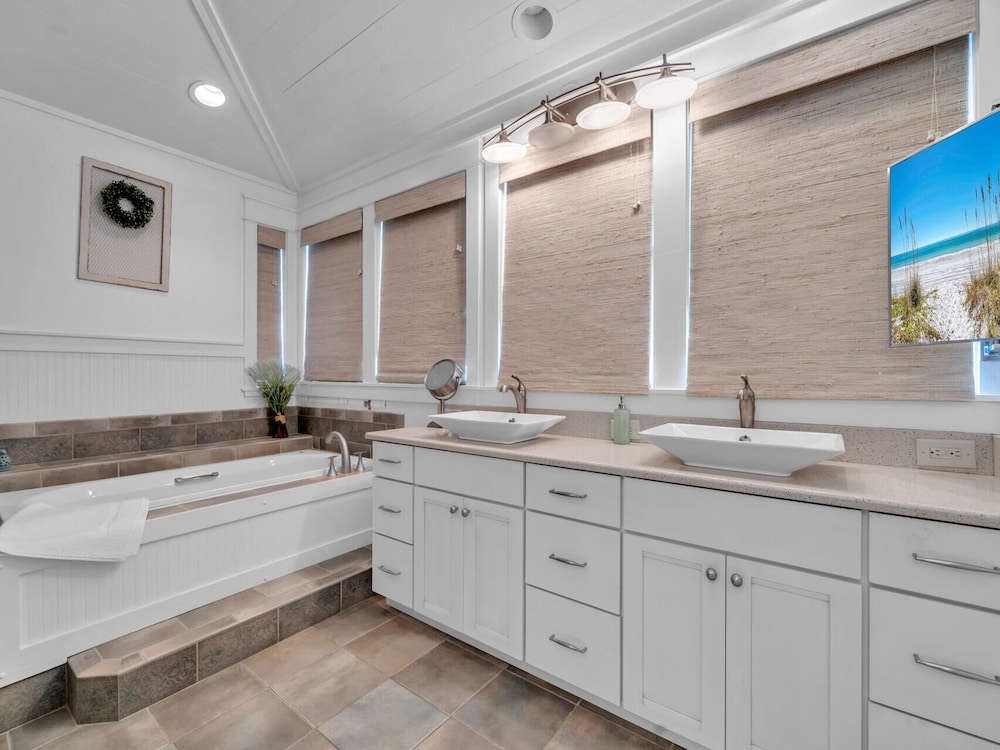 4BR Beachfront Home With Hot tub & Private Beach Access!