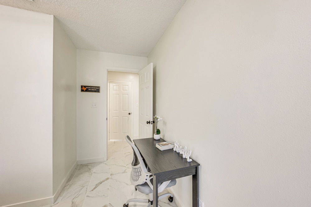 1 Mi to Lake Jacksonville: Pet-friendly Home