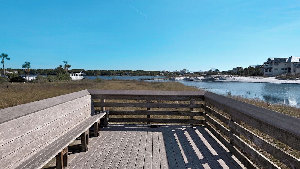 Best of Both Worlds: Pool, Golf Cart, Nearby Attractions & Steps to Beach!