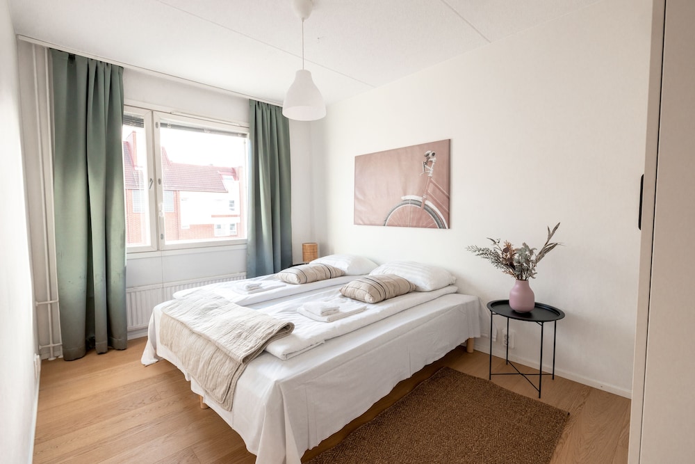 2ndhomes Modern & Cozy 2BR Apt w Balcony view 3
