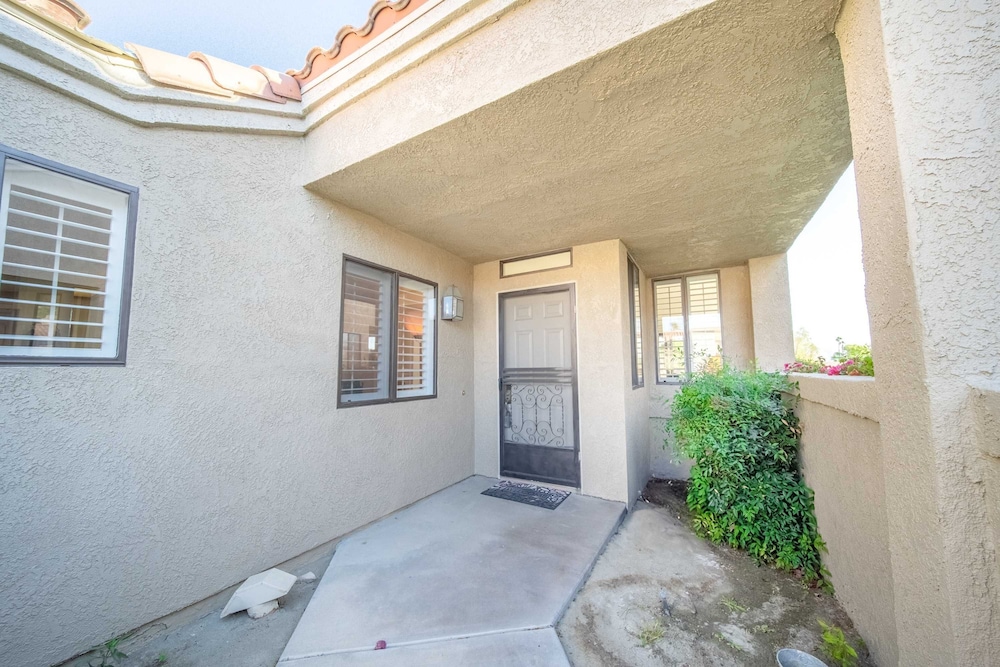 Charming Condo With Golf Course View