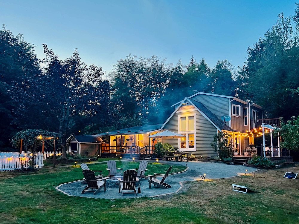 100-year-old Farmhouse w/ Hot Tub on 5 Acres! view 5