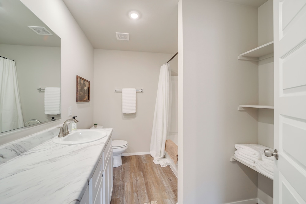 Family-friendly, Pets Welcome: Broken Arrow Gem!