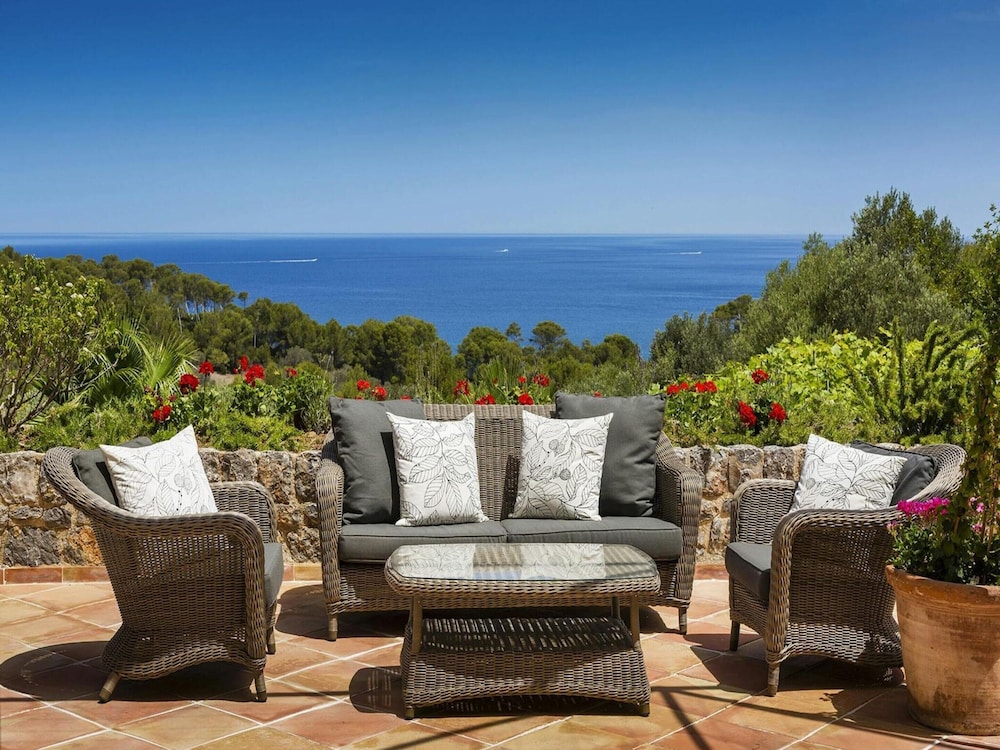 Holiday Home With Spacious Lounge Area
